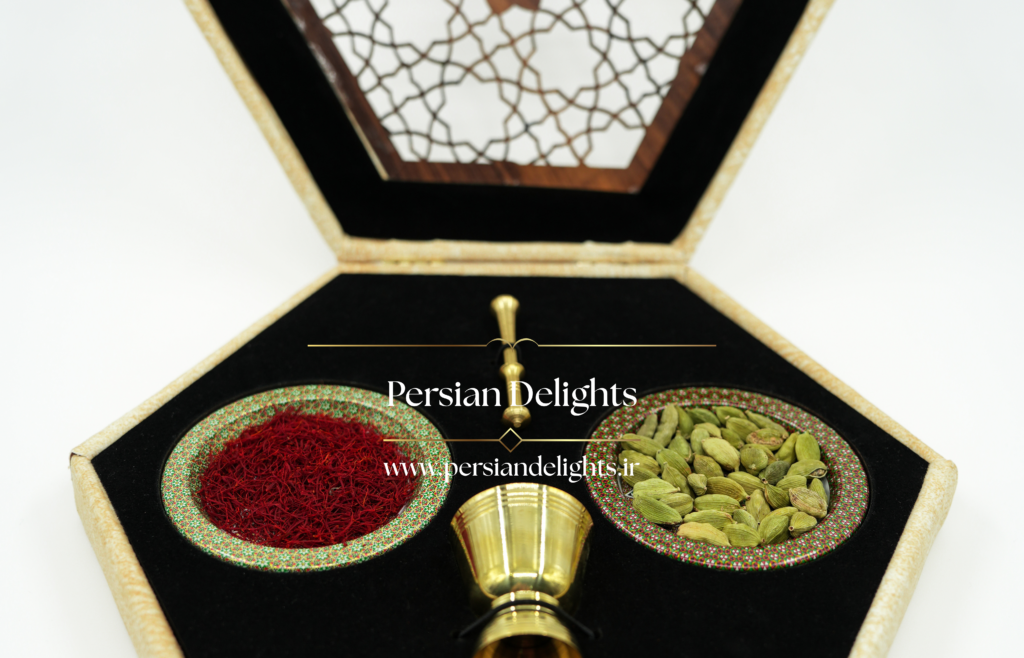 بهترین بسته هدیه شب یلدا با ترکیبی از زعفران، هل و زرشک