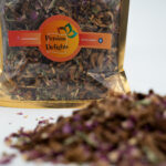 ترکیب چای میوه‌ای با تکه‌های میوه خشک طبیعی و رنگارنگ